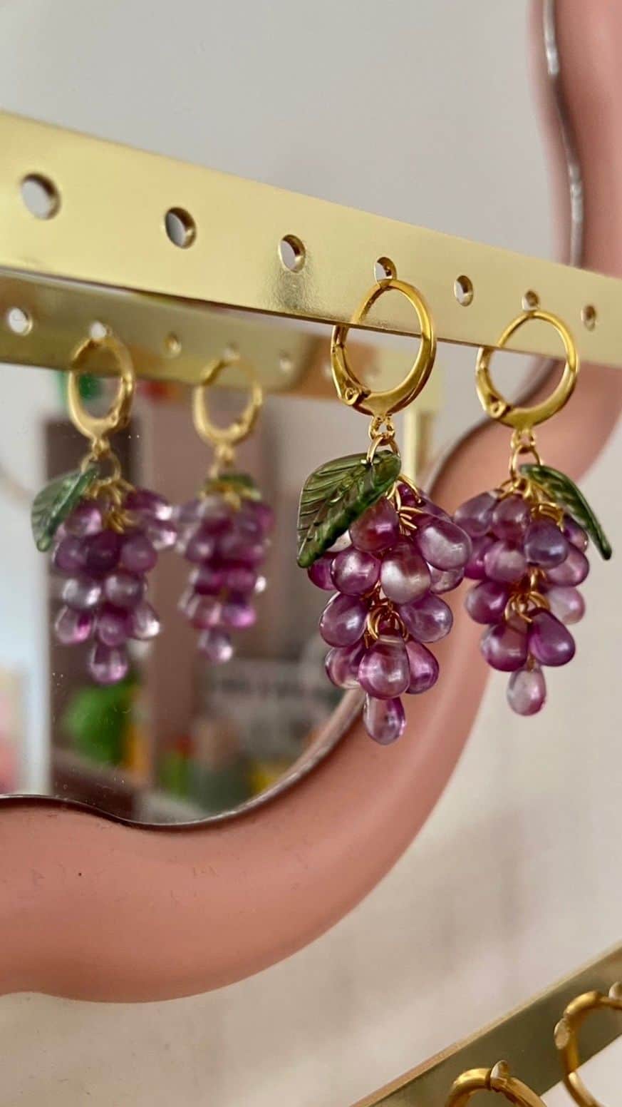 Boucles D’oreilles Boucles mini raisins - Violet irisé en Verre - Vue 2 sur 2