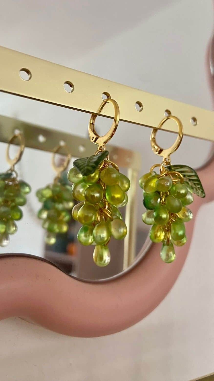 Boucles D’oreilles Boucles mini raisins - Vert irisé en Verre - Vue 2 sur 2