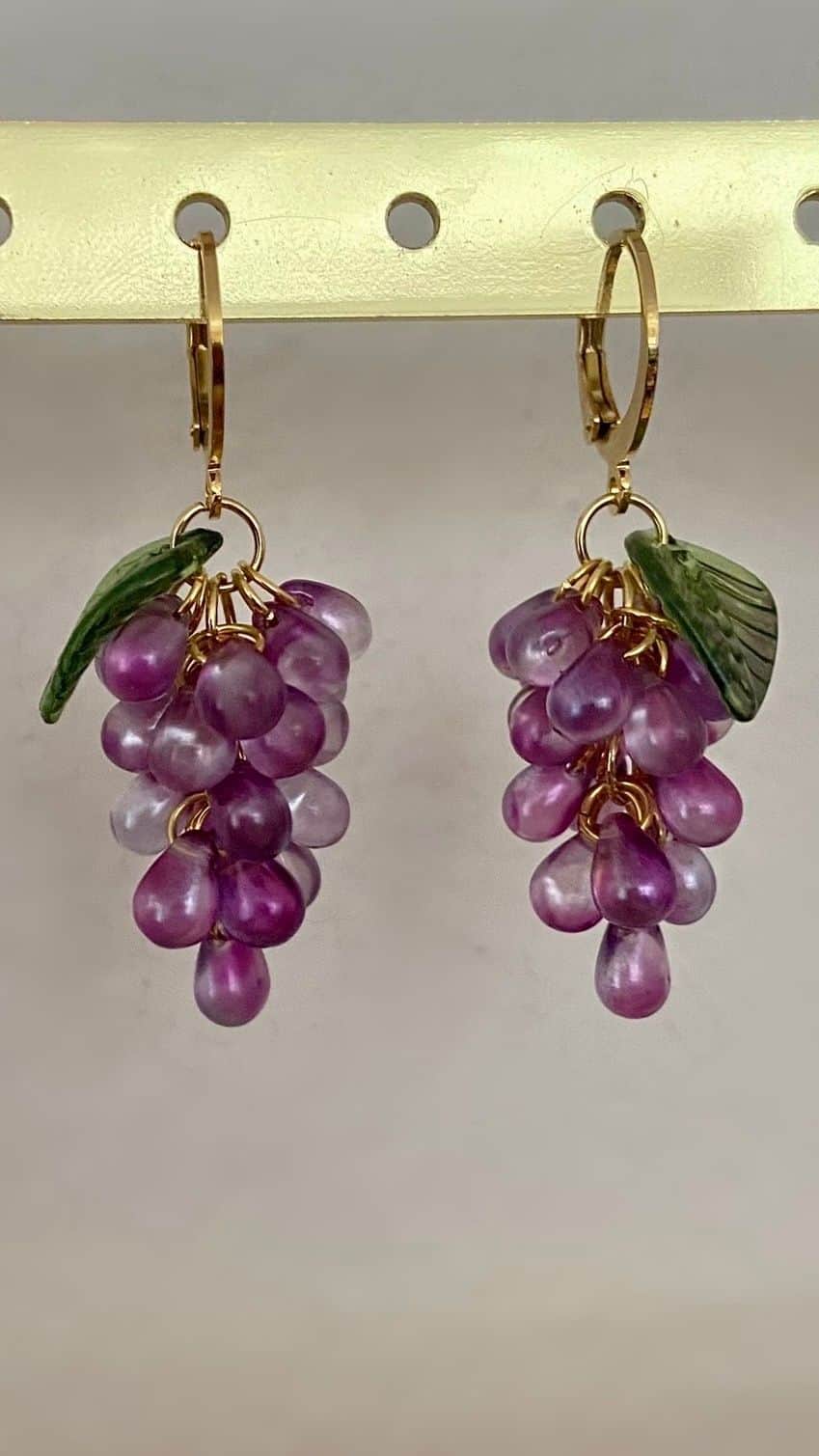 Boucles D’oreilles Boucles mini raisins - Violet irisé en Verre - Vue 1 sur 2