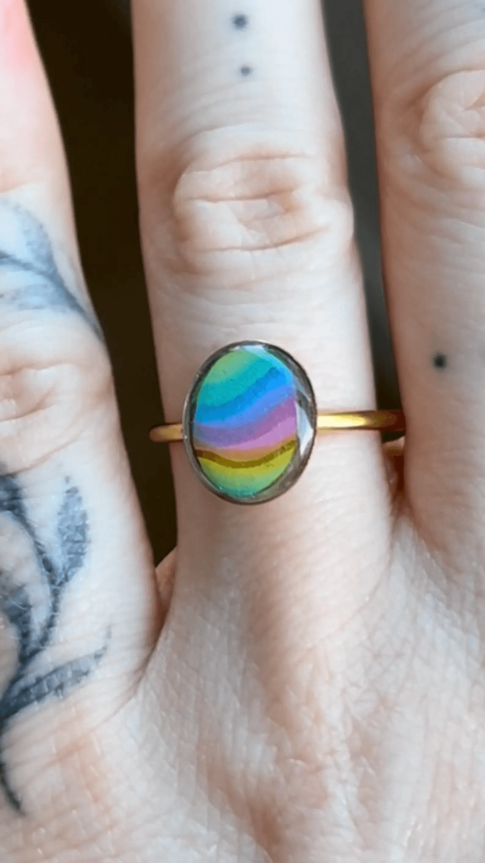 Bagues Bague ovale Arc-en-ciel - dorée - Vue 2 sur 3