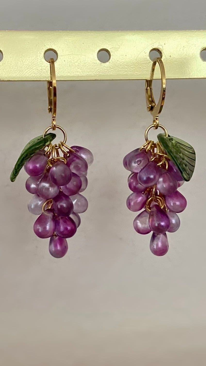 Boucles mini raisins - Violet irisé - Verre